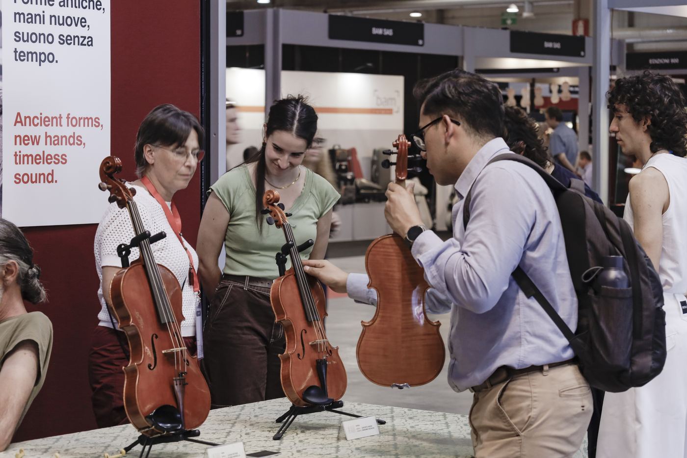 Visitatori provano gli strumenti allo stand