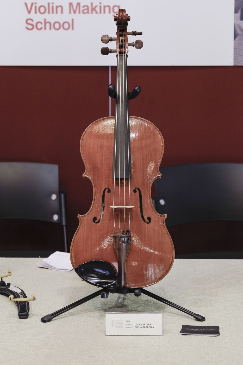 Un violino della Scuola esposto allo stand
